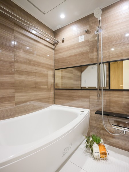浴槽・洗い場共にゆとりのある安らぎのバスルームです。光沢感のある木目調のパネルが、より一層くつろぎと高級感を醸し出します。