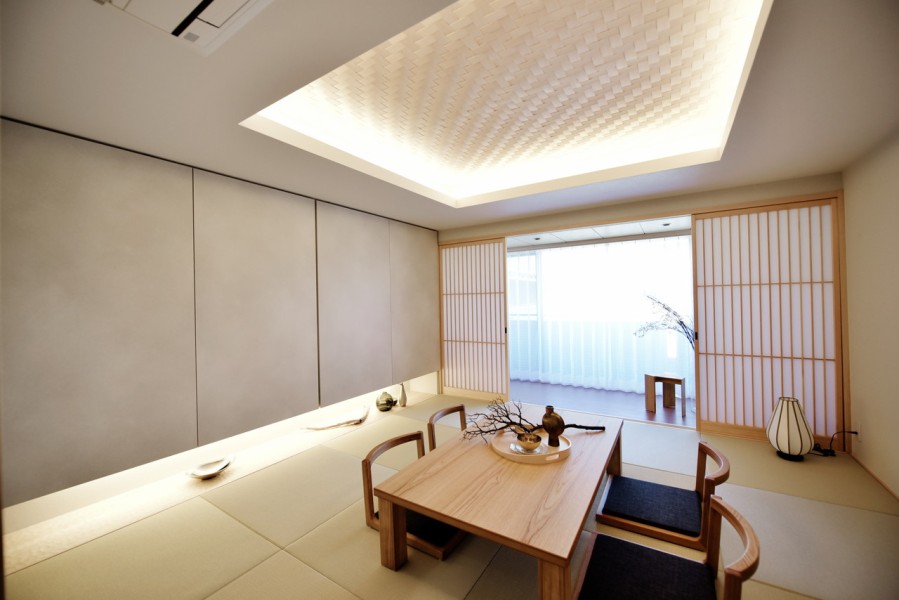 和室の折り上げ天井、収納の襖紙など細部にまでこだわって作り上げた、このお部屋の象徴ともいえる和室です。京都らしい和の空気を感じつつ、フットライトや間接照明などにもご注目下さい。