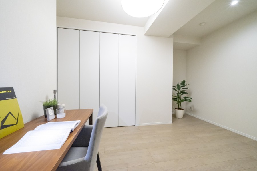 廊下からアクセスする独立性の高いサービスルームです。クローゼットもあり収納スペースをしっかり確保しています。