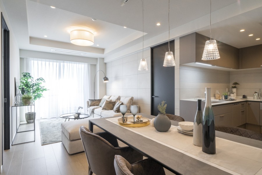 心がほっとする明るい自然光が差し込むリビングダイニングです。心地よい光で満たされ、穏やかな空気に包まれた居住空間に仕上げました。