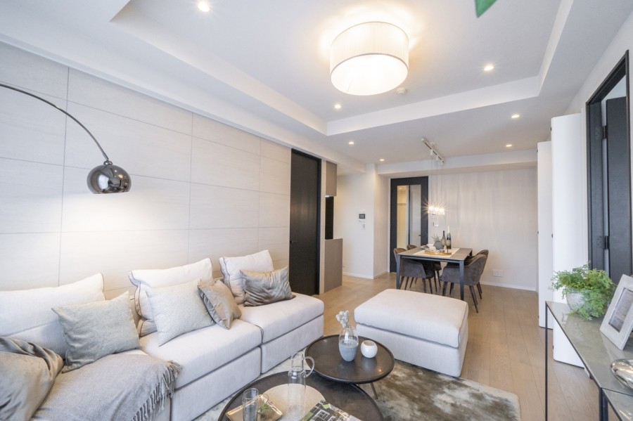 リビングの壁一面には石調タイルを採用しました。控えめな石の流れ目と仄かに煌めく表面が上品で落ち着いた雰囲気を醸し出しながら、根源的な美を感じることのできるタイルです。