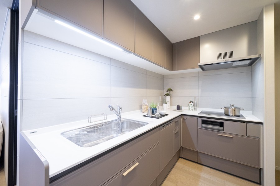 ラクな動きで道具を取り出せたり調理中のムダな手間を省ける、心と体の動きにやさしくフィットするお使いいただきやすい機能が搭載されたシステムキッチンです。