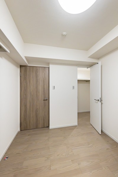 洋室2にはウォークインクローゼットがあるので居室部分は広々をお使いいただけます。廊下からアクセスする独立性の高いお部屋です。