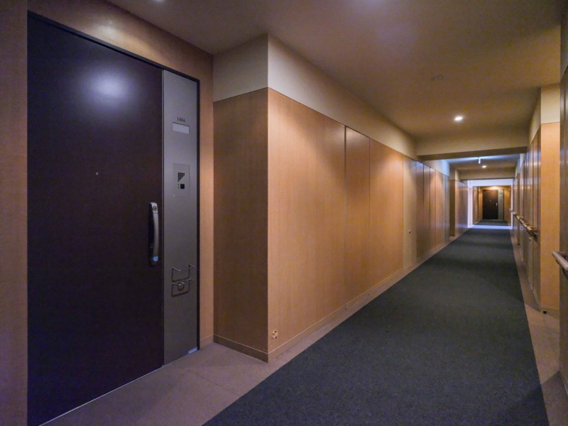 エレベーターを降りてお部屋へと続く廊下は、ホテルライクな内廊下設計です。外気の影響を受けにくく、プライバシーも守られやすいです。