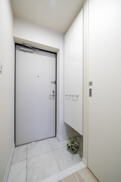 清潔感のあるホワイト基調で明るい印象の玄関です。収納豊富なシューズボックス付きで玄関をすっきり使えます。
