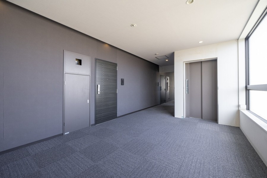 住戸へ続く共用廊下は内廊下設計です。外気の影響を受けにくく、プライバシーも守られる安心の住まいです。