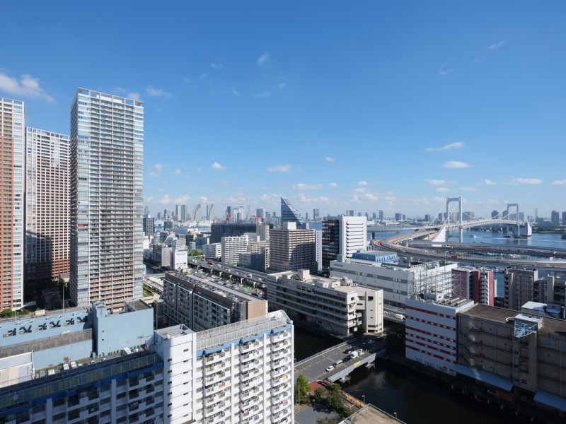 バルコニーからは東京のランドマーク「レインボーブリッジ」を望めます。凛とした水の潤いとともに開放感を享受し、理想のライフステージを実現させます。