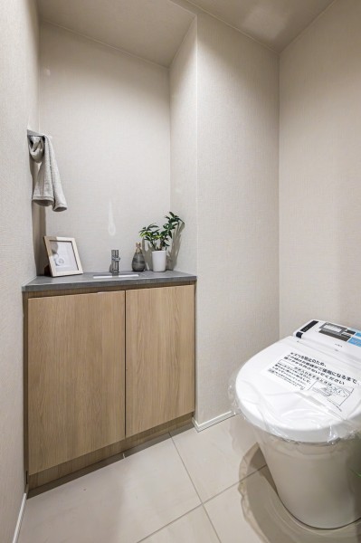 レストルームには洗練されたデザインのタンクレスを採用、ウォシュレット一体型のトイレは、お掃除の手助けをしてくれる便利機能が搭載されています。