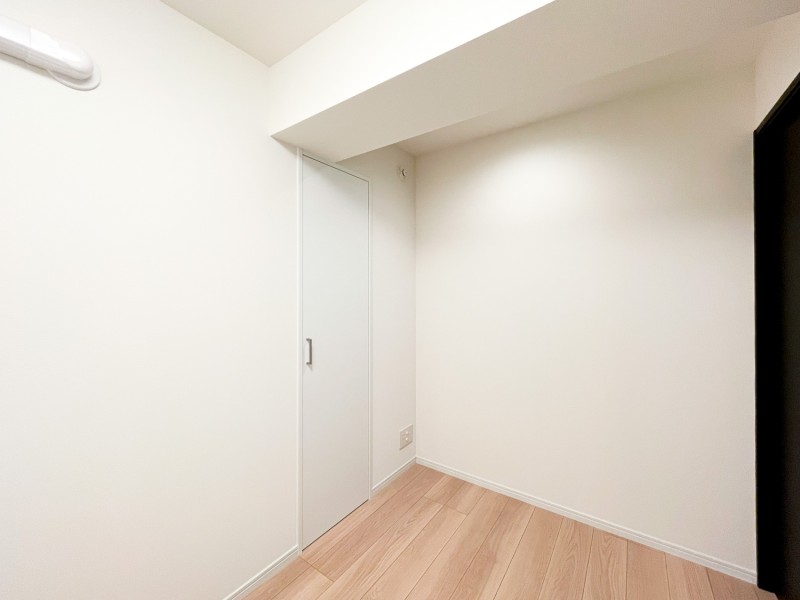 洋室2はワークスペースや子供部屋にぴったりな空間です。コンパクトな収納も備え付けています。