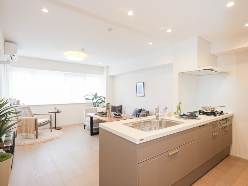 ゆらめくカーテンの向こうから、温かい陽の光と風通しの良さを感じ、明るく開放的なリビングです。豊かに快適に、大切な「日常」を紡いでいける居住空間です。