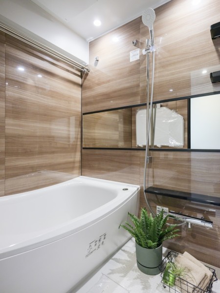 美しいカーブと全身を包み込むような入浴感が特長の浴槽です。光沢感のある木目調のパネルが、より一層くつろぎと高級感を醸し出します。
