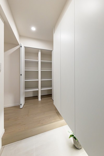 ◆廊下収納◆廊下スペースには便利な収納棚があります。普段使いの日用品なども収納でき、すぐに取り出せるので使い勝手良好です。
