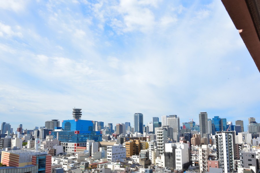 最上階15階部分からは前面を遮る建物もなく、広い空を眺めることができます。南西方向には大阪のシンボル、大阪城を臨む眺望があります。
