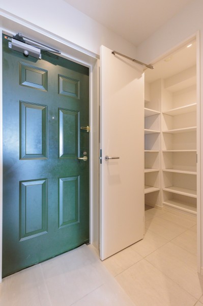 深みのあるグリーンの扉が上質な空間を演出する玄関です。すぐ隣には収納豊富なシューズインクローゼットが備え付けです。