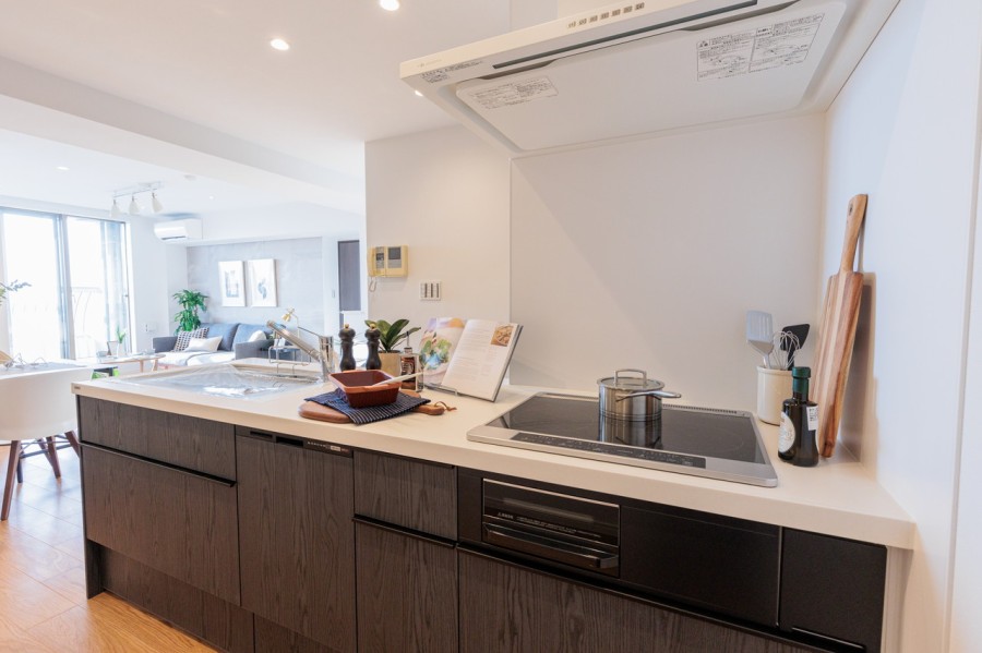 快適な家事動線が確保されたシステムキッチンは、住まいと暮らしにフィットするデザイン性と機能席を兼ね備えています。掃除のしやすいフラットなIHコンロ、食洗器を搭載しています。