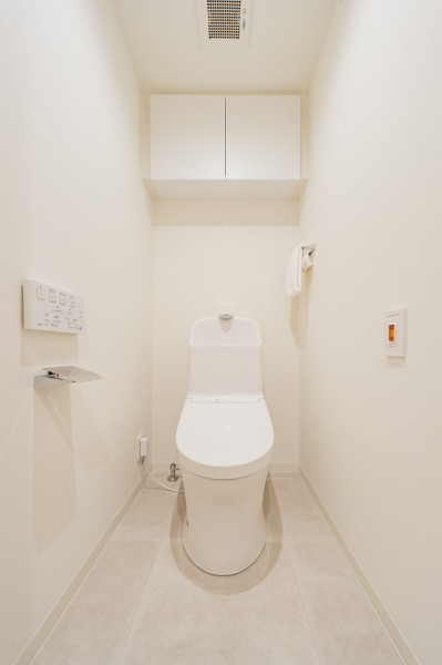 TOTO製ウォシュレット一体型のトイレも新規交換済みです。吊戸棚も設置しましたので、収納も便利です。