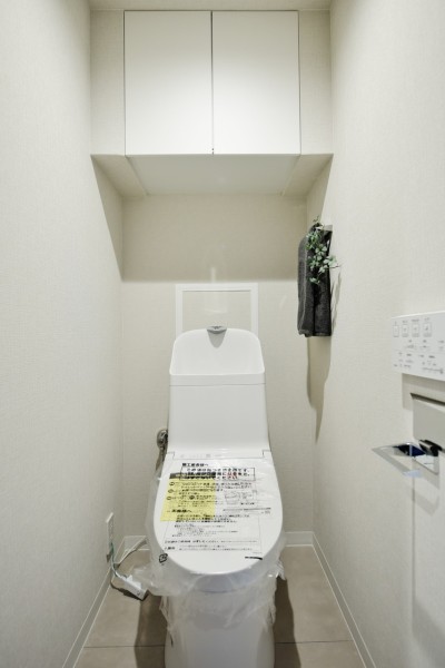 TOTO製ウォシュレット一体型のトイレ新規交換済みです。お掃除楽々な機能を多数搭載していますので、お手入れも楽々です。吊戸棚を設置しましたので、収納も便利です。