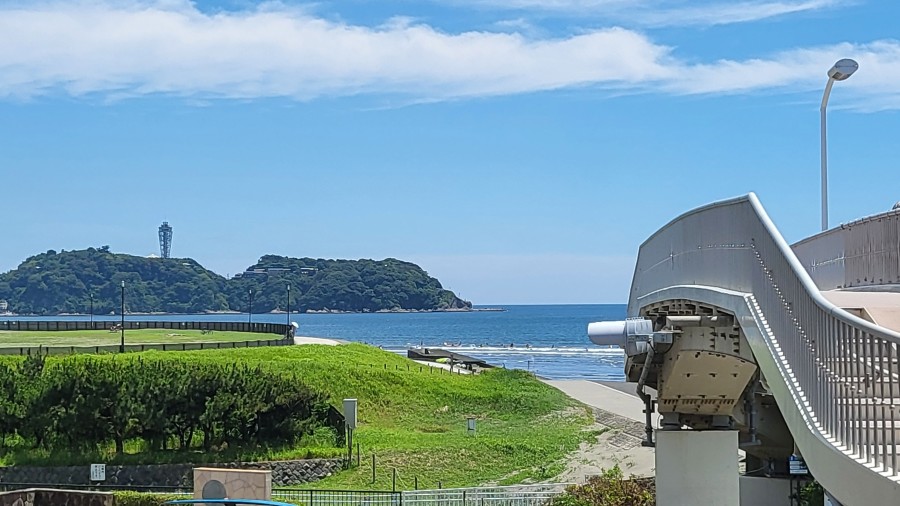 建物の向こう側には、江ノ島が見え、見晴らしの良い眺望が広がっています。
