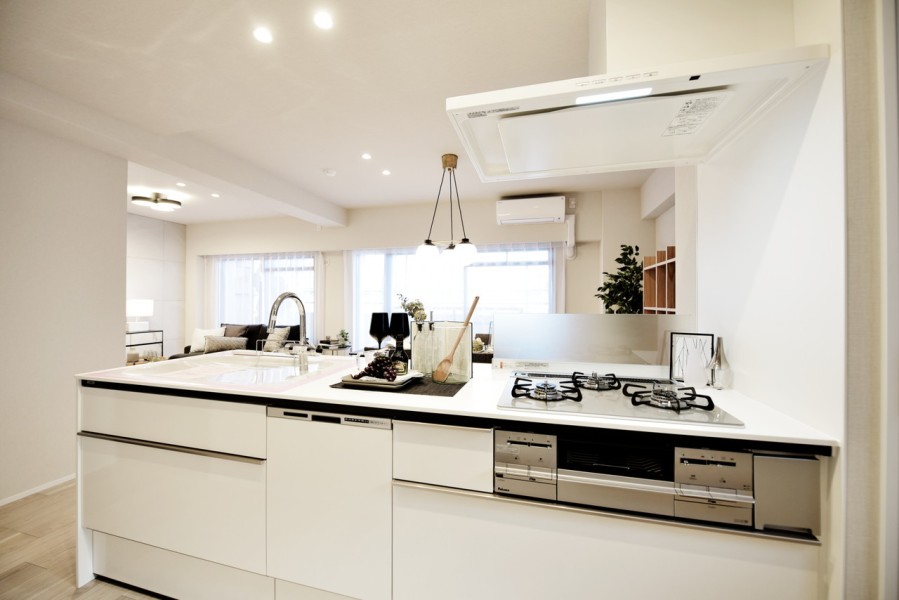 ホワイトの清潔感溢れるキッチンはコンロ横に収納を設置しましたので、調味料や調理器具などの収納に便利です。キッチンにも窓があり、換気・通風も良好です。
