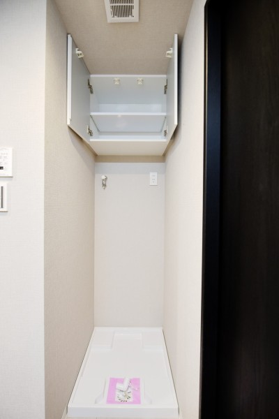 洗面室にも吊戸棚を設置しました。洗剤類やお洗濯グッズの収納にも便利です。