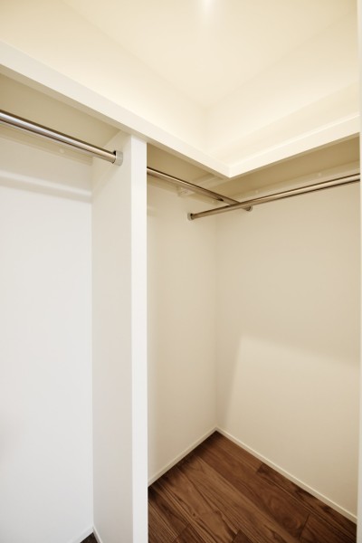 洋室1にあるウォークインクローゼットはハンガーパイプに枕棚も設置しており、小物からかさばりがちなアウターまで、たっぷりと収納することができます。
