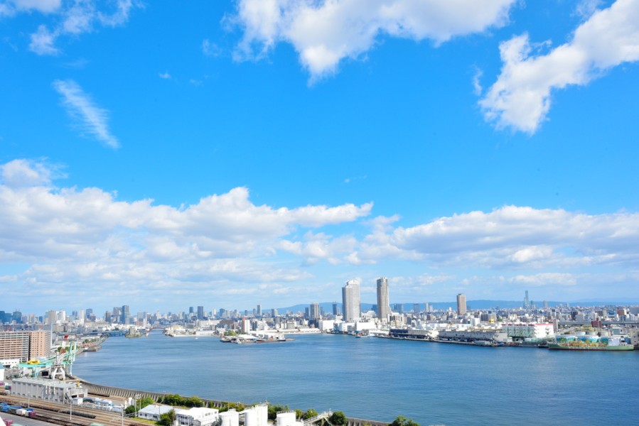 前面を遮る物はなく、大きな空と安治川に反射するきらきらとした光を眺めることができます。大阪湾を望む眺望があり、ＵＳＪも近くです