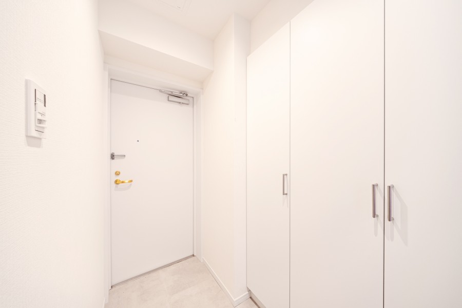 白を基調とした清潔感のある玄関です。人感センサー付きライトを設置したので、暗い時間帯のご帰宅や両手が塞がっているときも快適です。