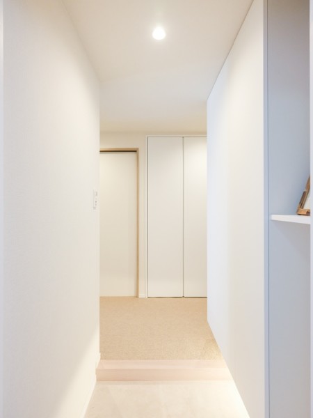 お部屋のお顔となる玄関は爽やかで明るいスペースに。リビングから光を採り込んだり、人感センサー付照明でいつでもほっとする空間です。