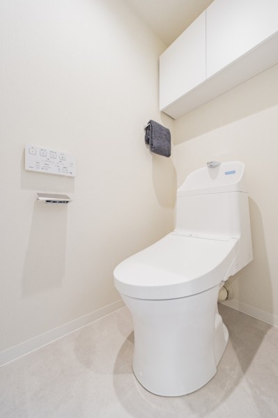 優れた節水効果や汚れが付きにくい便座など、ほしかった機能が揃ったウォシュレット一体型トイレです。収納に便利な吊戸棚を備え付けています。