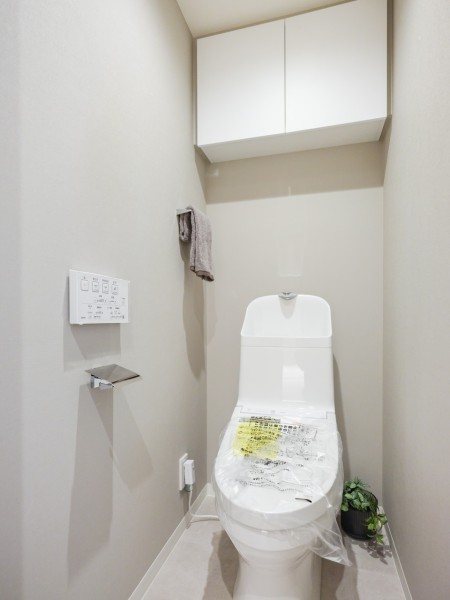 清潔感のあるホワイトを基調としたレストルームです。優れた節水効果や汚れが付きにくい便座など、ほしかった機能が揃ったウォシュレット一体型トイレです。