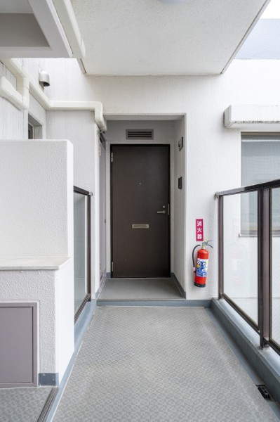 玄関は共用廊下からの奥行きがあり、プライバシーを隠したり衝突を防いだりしてくれるので安全面でも嬉しい設計です。