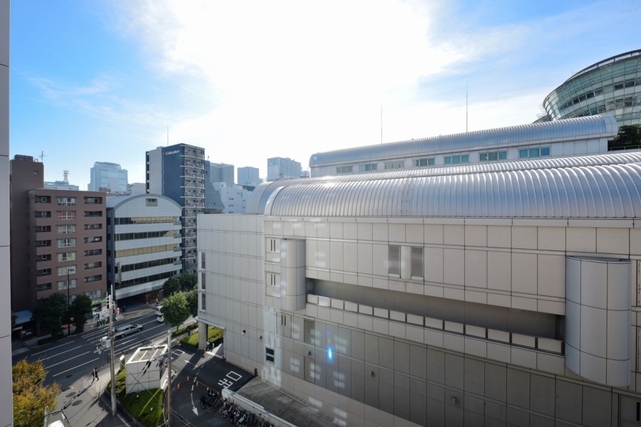 目の前にはマイドームおおさかがあります。大阪の経済を支える中心地です。近隣にはホテルや大きな公園、郵便局やスーパー・コンビニがあり、生活便利なエリアです。