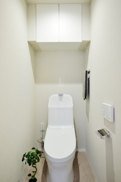 .TOTO製ウォシュレット一体型のトイレです。毎日のお手入れが楽な、お掃除しやすい機能が多数搭載されていますので、清潔に保てます。吊戸棚も完備で小物類の収納にも便利です。
