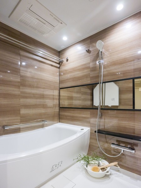 1418サイズの浴室・洗い場ともにゆとりのあるバスルームです。美しいカーブと全身を包み込むような入浴感が特長の浴槽で、毎日のお風呂時間を心ゆくまで楽しめます。