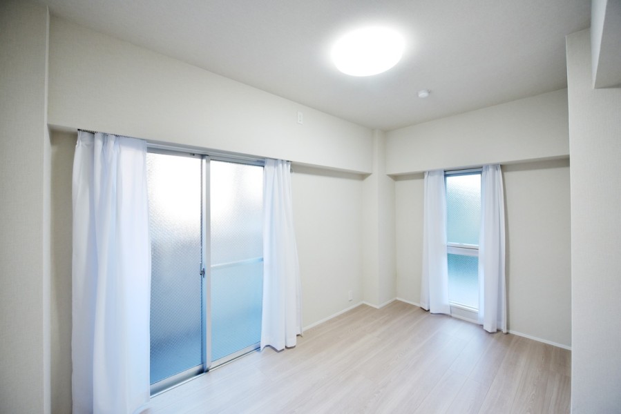 洋室1（約6.2帖）は二面採光で優しい光が入ります。リビングから離れて静かに休息をとれる主寝室にもおすすめです。