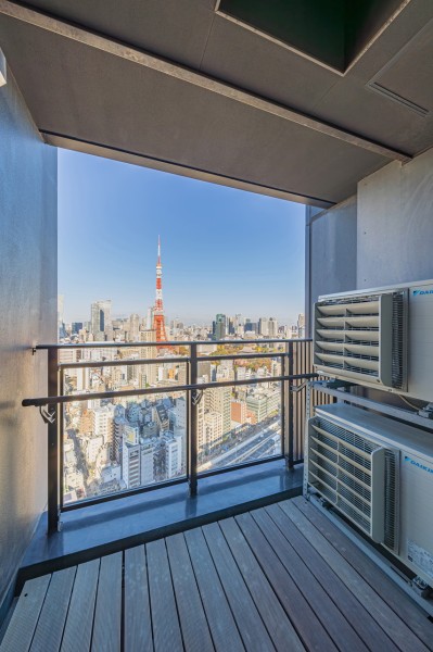 眼前に東京タワーを望むバルコニーです。ベンチを出してほっとひといき。都会の眺望を楽しみながらのリフレッシュタイムにぴったりです。