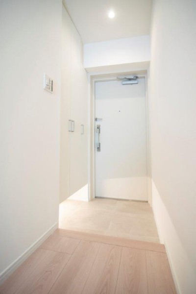 白を基調とした清潔感のある玄関です。フットライトからのびる光が足元を優しく包み込みます。