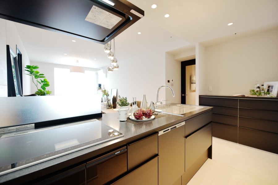 ソリッドブラックのスタイリッシュな印象のオープンキッチンです。ＩＨですので、空気も綺麗に保てます。カップボードも備え付けで、食器類や調理家電などもすっきりと収納出来ます。