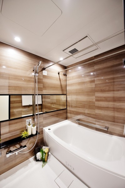 1418サイズの浴室です。お掃除楽々な素材を使用したTOTO製のユニットバス新規交換済みです。一年を通して便利にお使い頂ける浴室暖房乾燥機も完備しております。