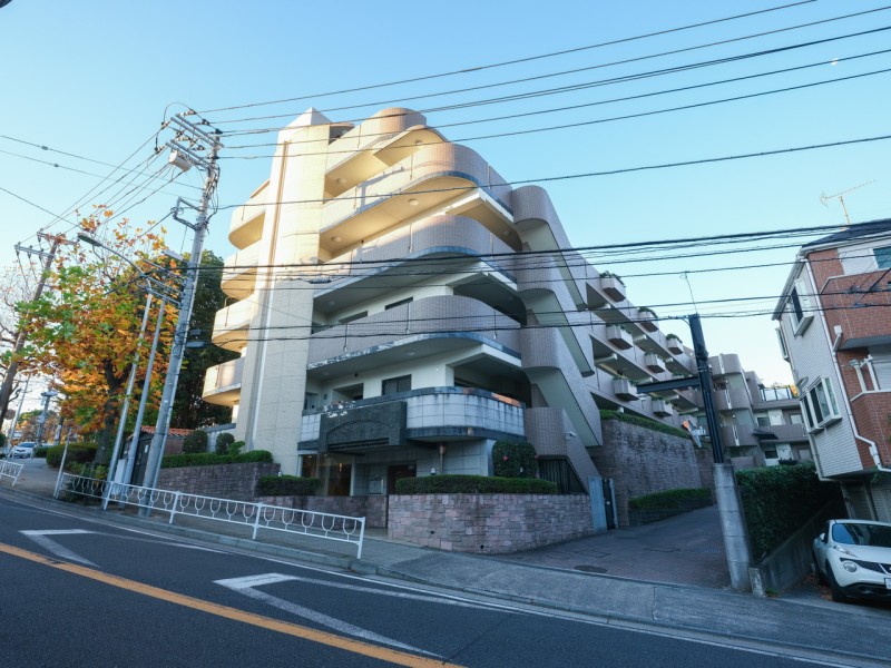 マイキャッスル横濱山手エクセレントステージは『山手』駅徒歩10分に位置するマンションです。横浜駅まで約9分でアクセス可能。利便性と緑に恵まれた住環境です。