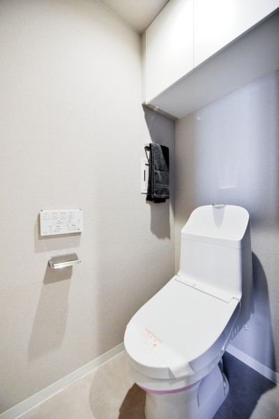 TOTO製ウォシュレット一体型のトイレ新規交換済みです。毎日のお掃除も楽に行える機能が多数搭載されており、清潔に保てます。吊戸棚も完備ですっきりと収納出来ます。