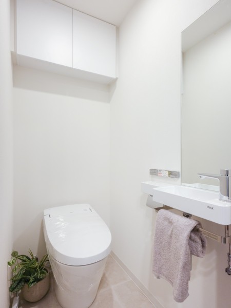 洗練されたデザインのタンクレスを採用、ウォシュレット一体型のトイレは、お掃除の手助けをしてくれる便利機能が搭載されています。