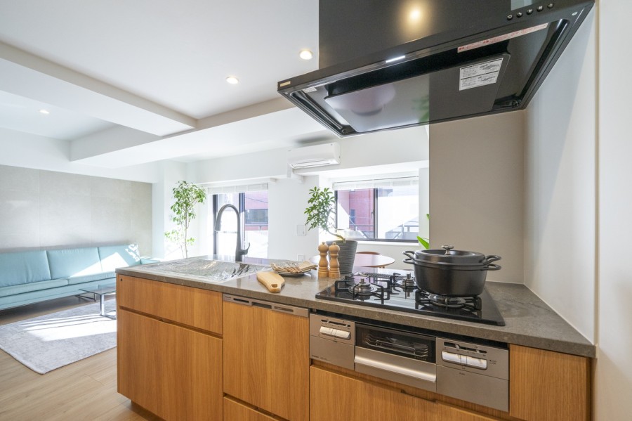 お部屋の雰囲気に溶け込む、インテリアの一部のようなオープンキッチンです。快適な家事動線が確保され、住まいと暮らしにフィットするデザイン性と機能性を兼ね備えています。