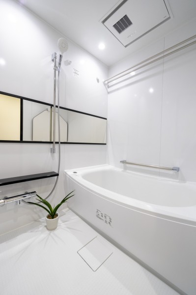 明るくゆったりとしたバスルームには緩やかなカーブが特徴的なゆとりある浴槽を新規設置しました。リラクゼーション空間を心ゆくまでお楽しみいただけます。