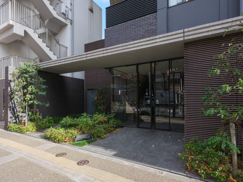 大江戸線と丸ノ内線が利用可能で通勤通学にも便利な立地。徒歩圏内にも多数の飲食店や買物施設が揃っているため、暮らしやすい住環境が整っています。