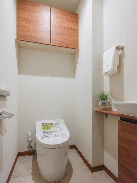 レストルームには洗練されたタンクレストイレを新規設置。吊戸棚収納や手洗いカウンターなど、細部の使いやすさにまでこだわった空間です。