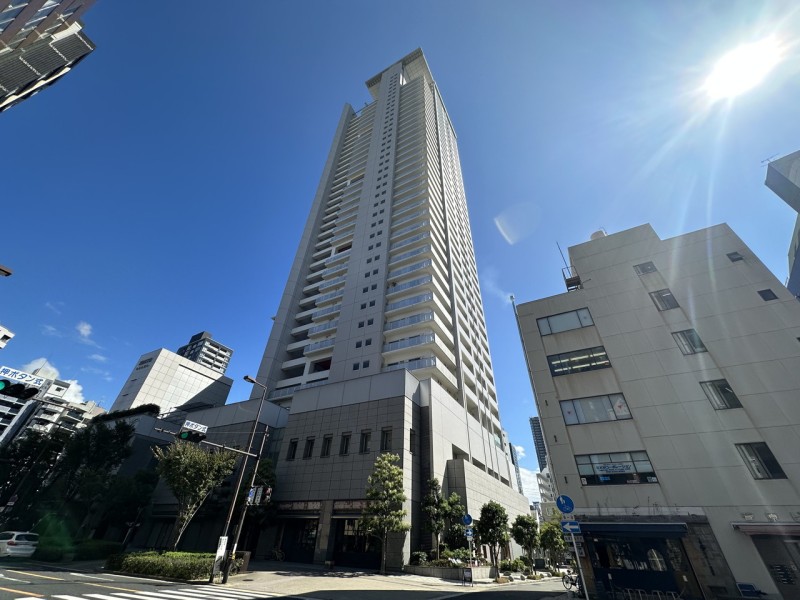 総戸数360戸の大規模コミュニティです。地下鉄南森町駅から6分、その他JR・京阪線も利用可能です。共用施設も充実、コンシェルジュサービスも完備の平成15年建築の39階建てタワーマンションです。