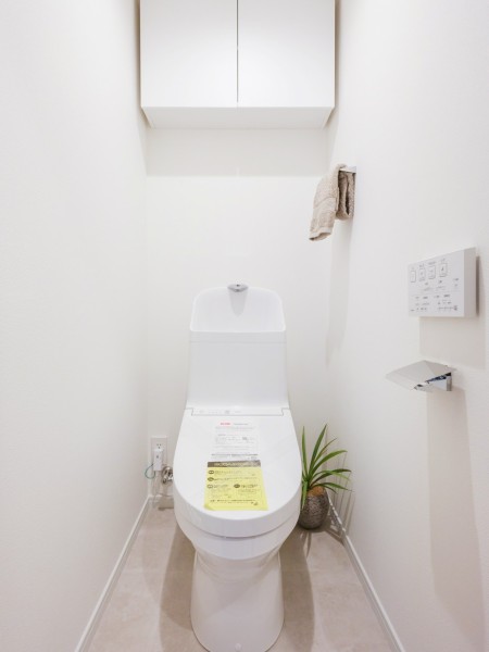 毎日使う場所だからこそ、清潔感と使いやすさを考慮したレストルーム。優れた節水効果や汚れが付きにくい便座など、ほしかった機能が揃ったウォシュレット一体型トイレです。