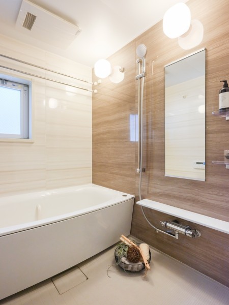 浴室にも窓があり、心がほっと安らぐバスルームです。1日の疲れをゆっくり癒すことができる空間には暖房・涼風・換気・乾燥機能付きです。