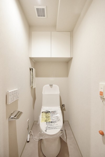 TOTO製ウォシュレット一体型のトイレ新規交換済みです。吊戸棚も設置しましたので、小物類の収納にも便利です。お掃除ラクラクな機能を多数搭載しており、清潔に保てます。